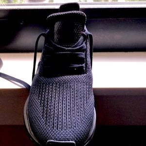 Adidas woman black on black no tong sneaker size 8 worn 1x